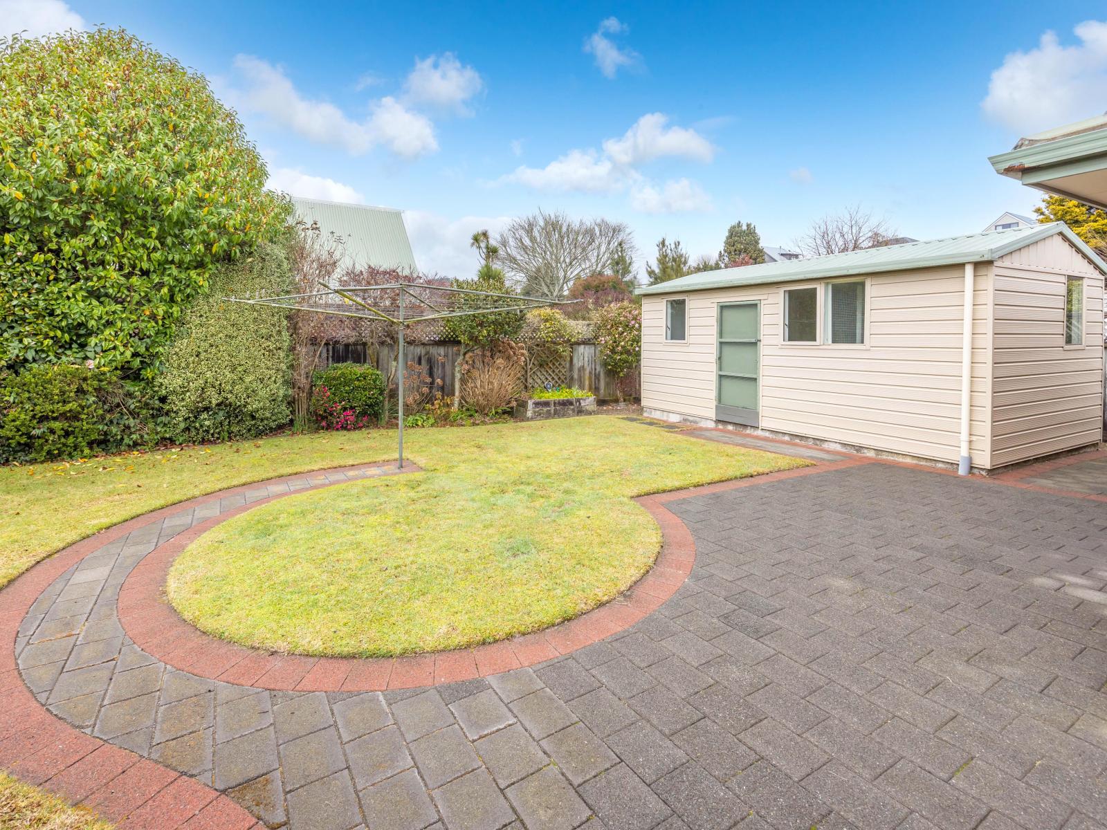 12 Fairburn Place, Leamington