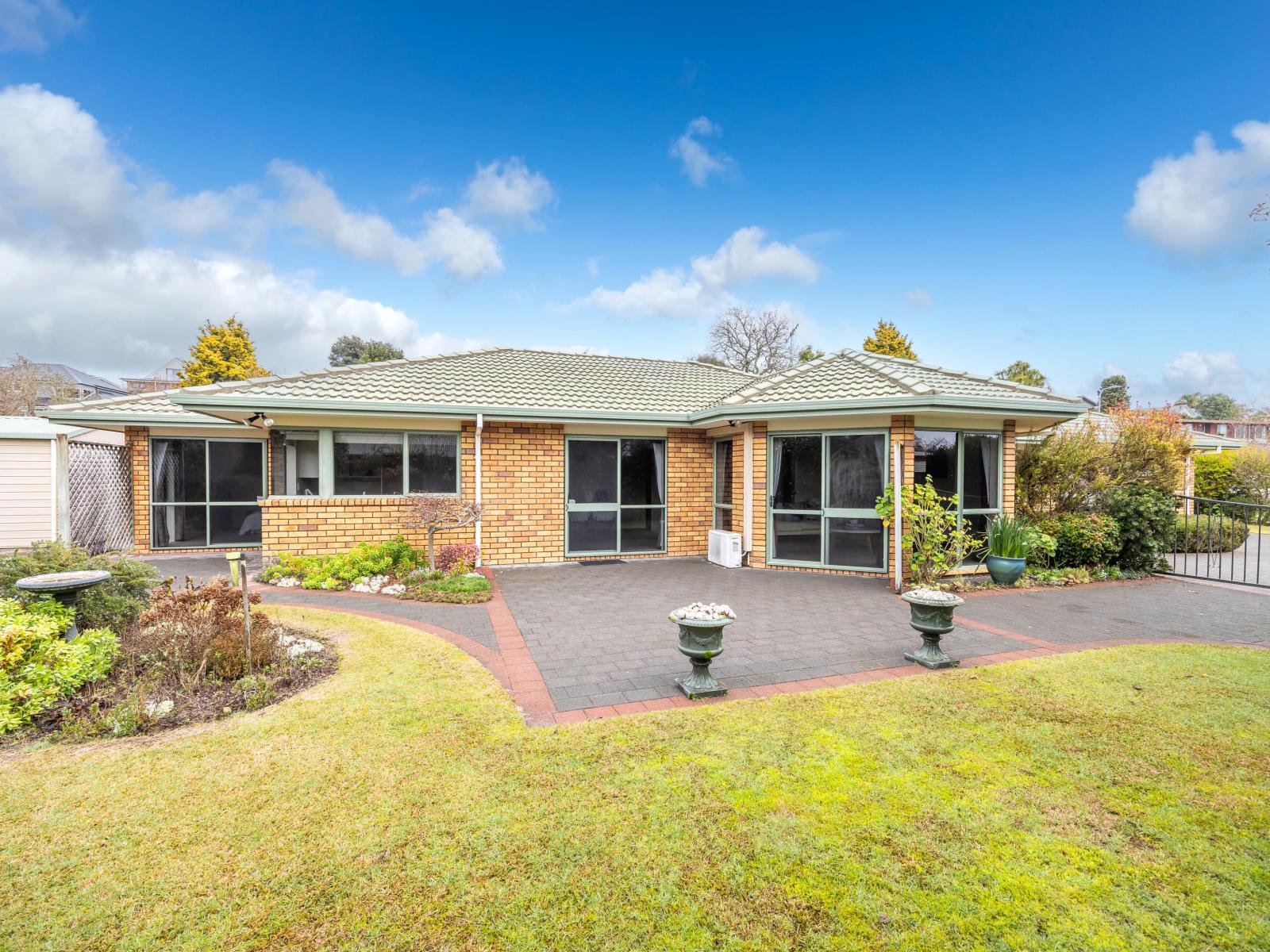 12 Fairburn Place, Leamington