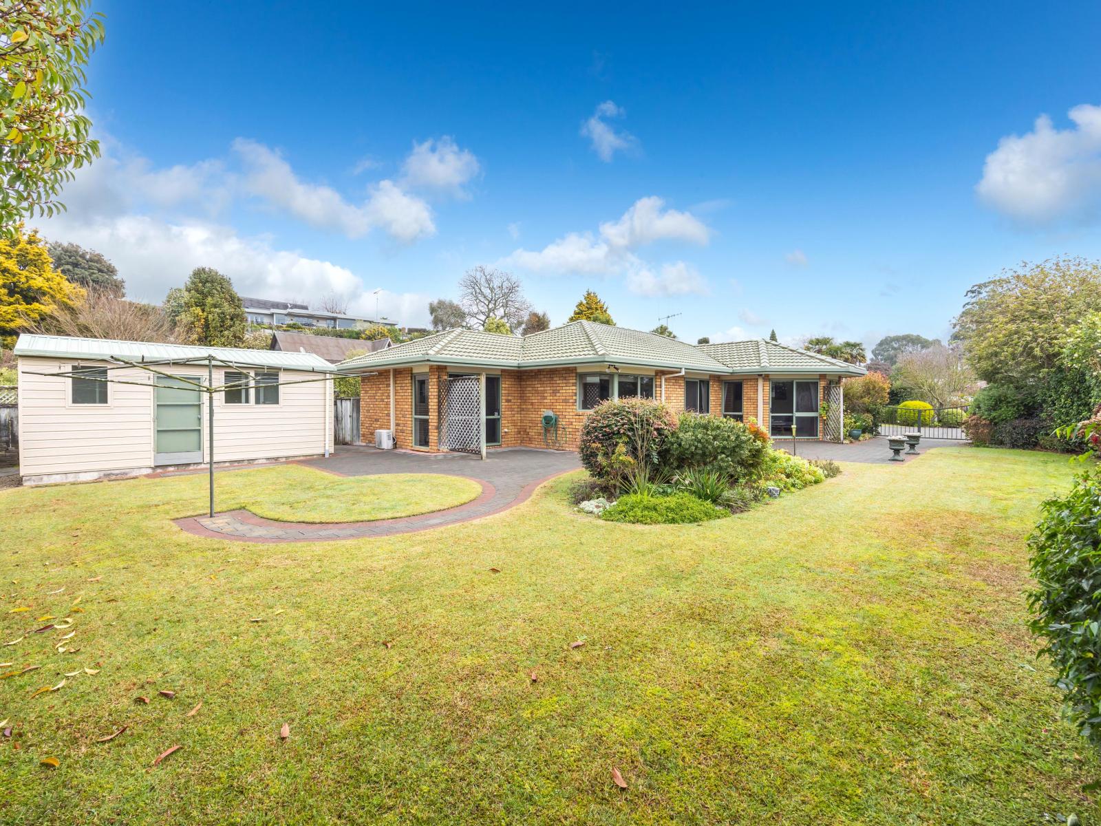 12 Fairburn Place, Leamington