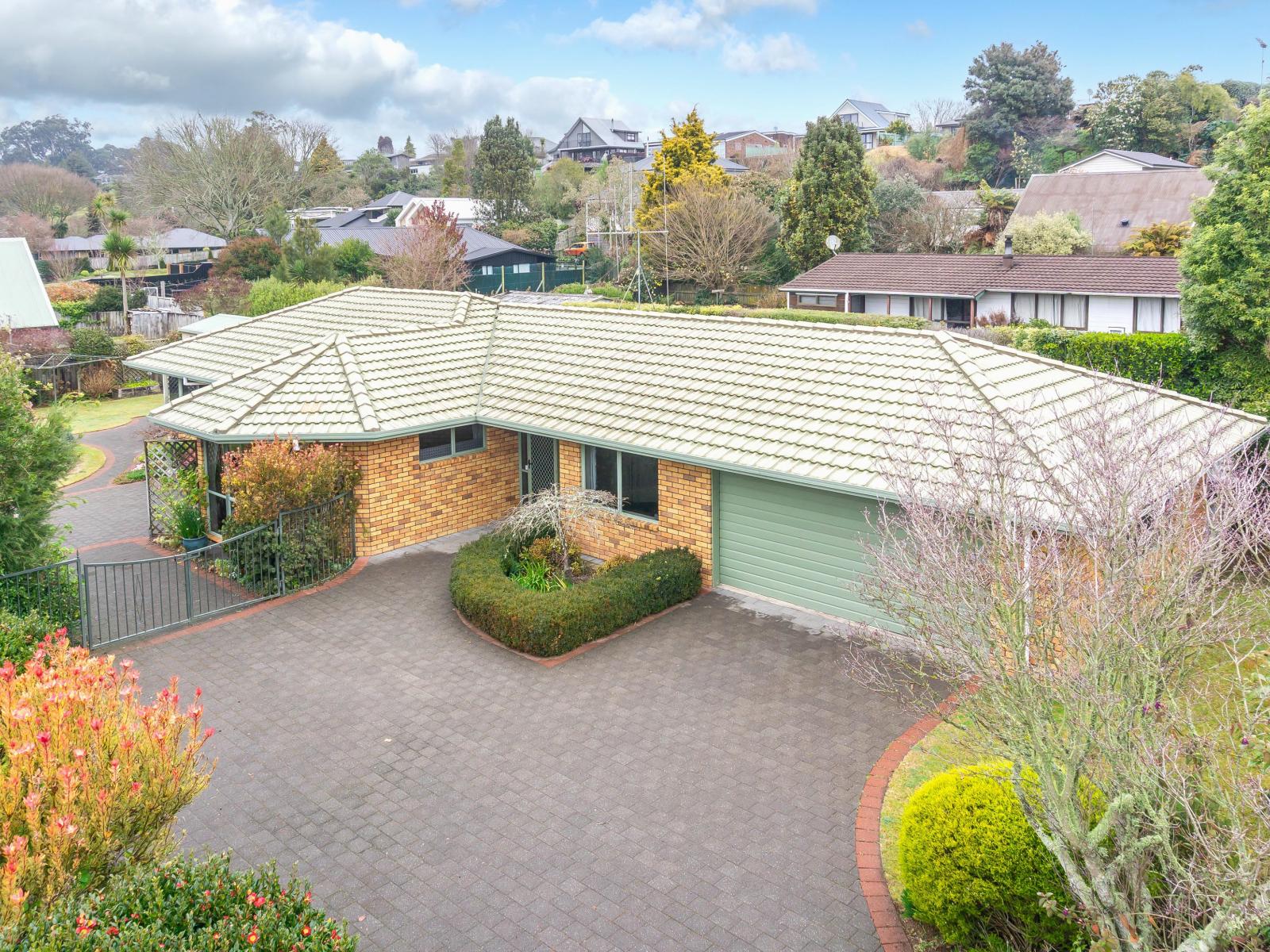 12 Fairburn Place, Leamington
