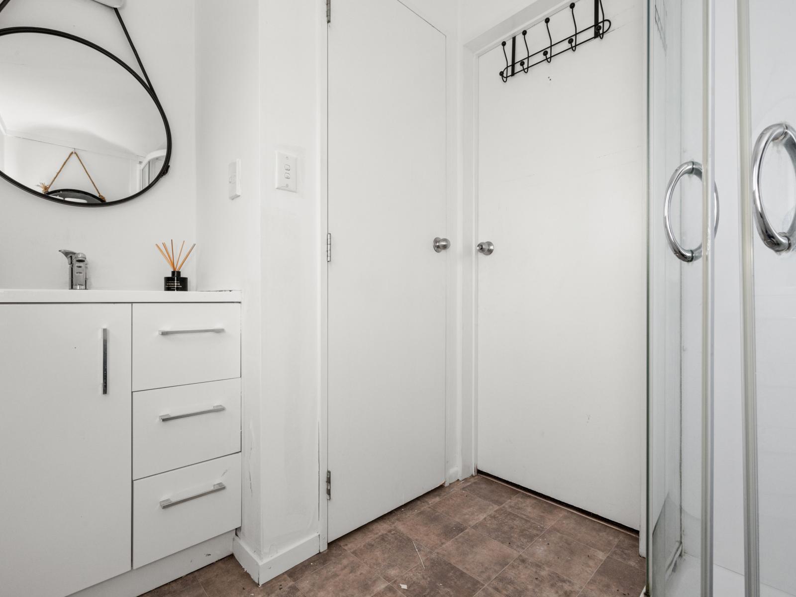 36 Allen Berry Avenue, Pirimai