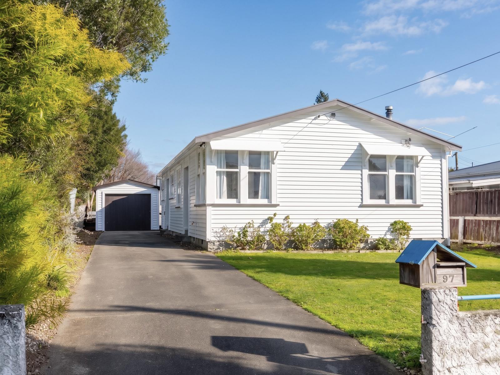 97 Broadway, Carterton