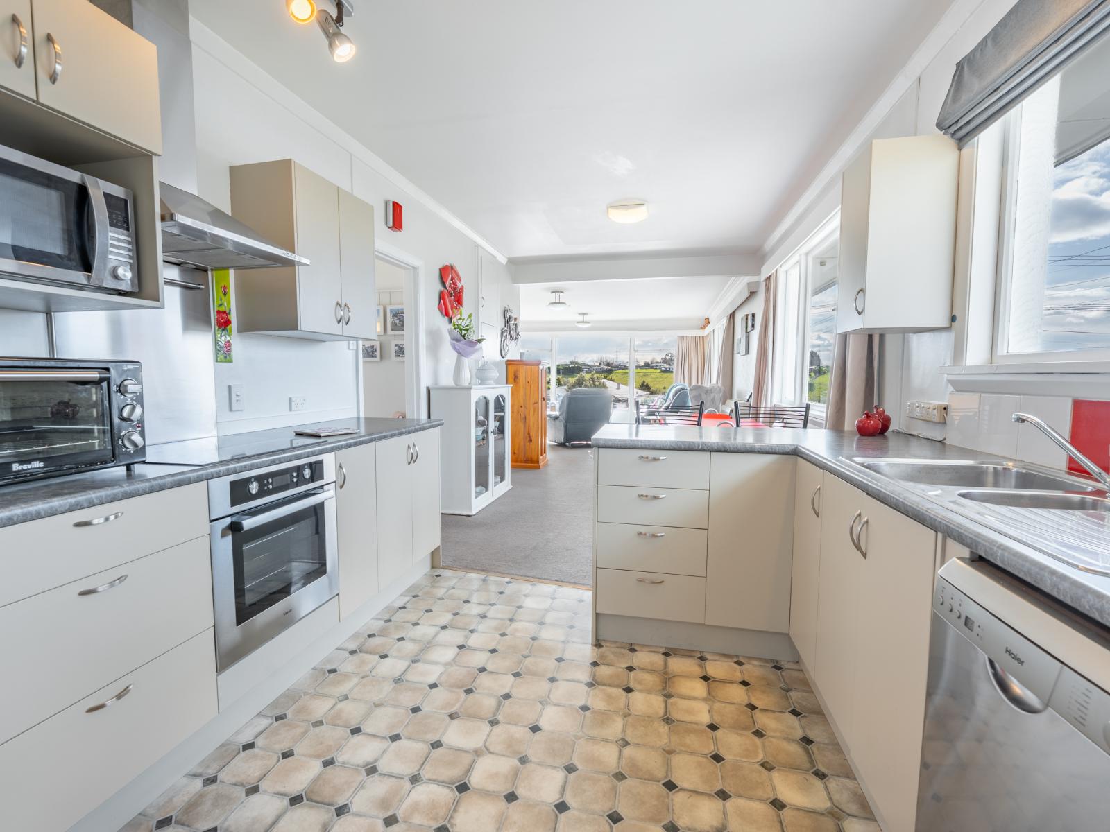 78 Grants Road, Marchwiel