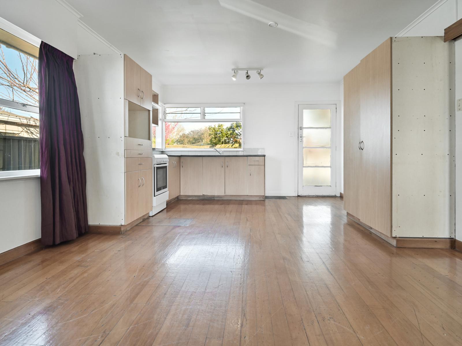 702E Park Road South, Akina