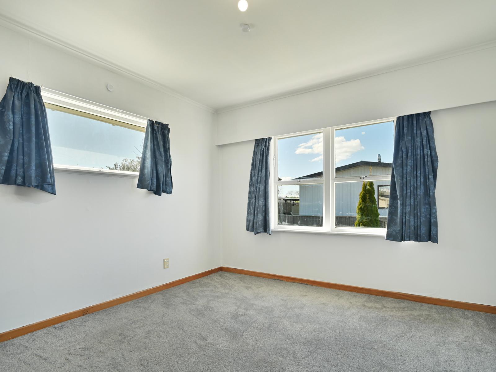702E Park Road South, Akina