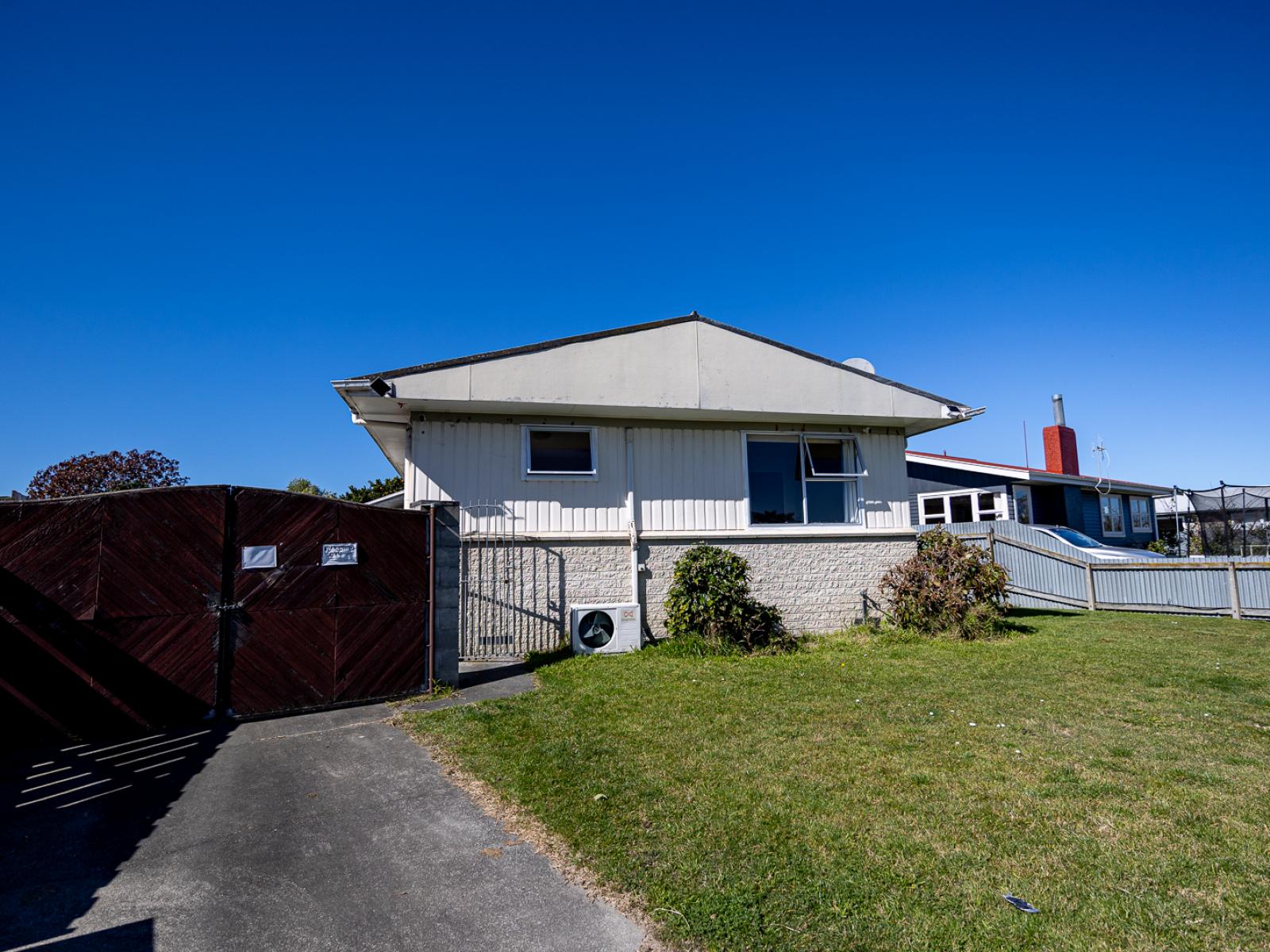 8 Foster Terrace, Onekawa