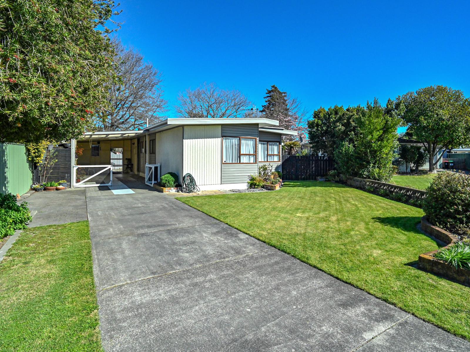505 Poplar Place, Akina