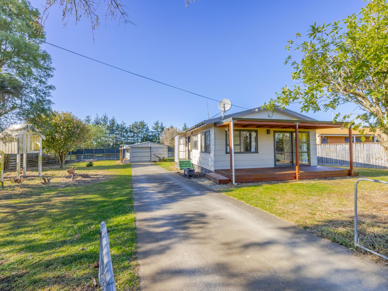 12 Lake Street, Takapau