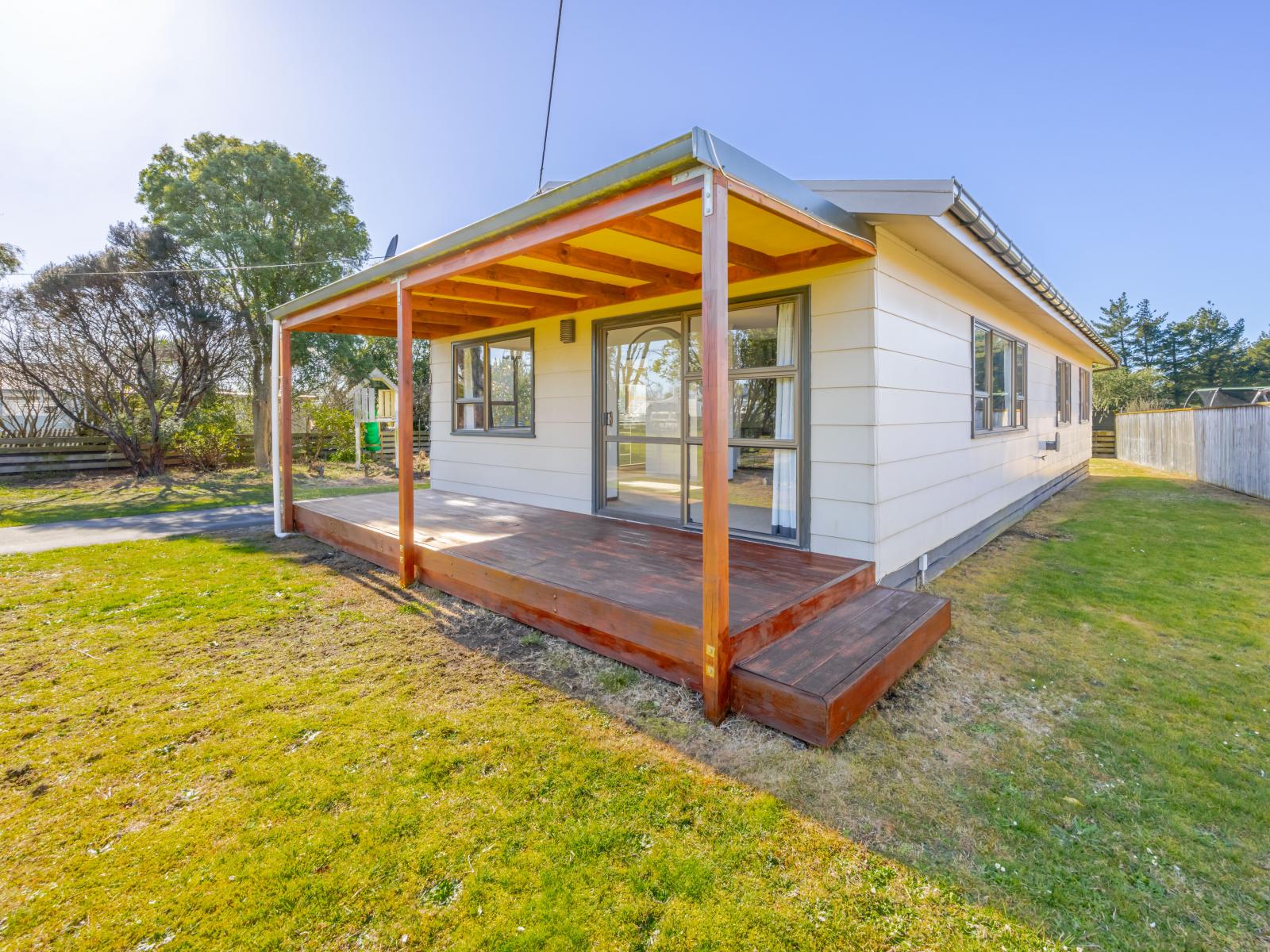 12 Lake Street, Takapau