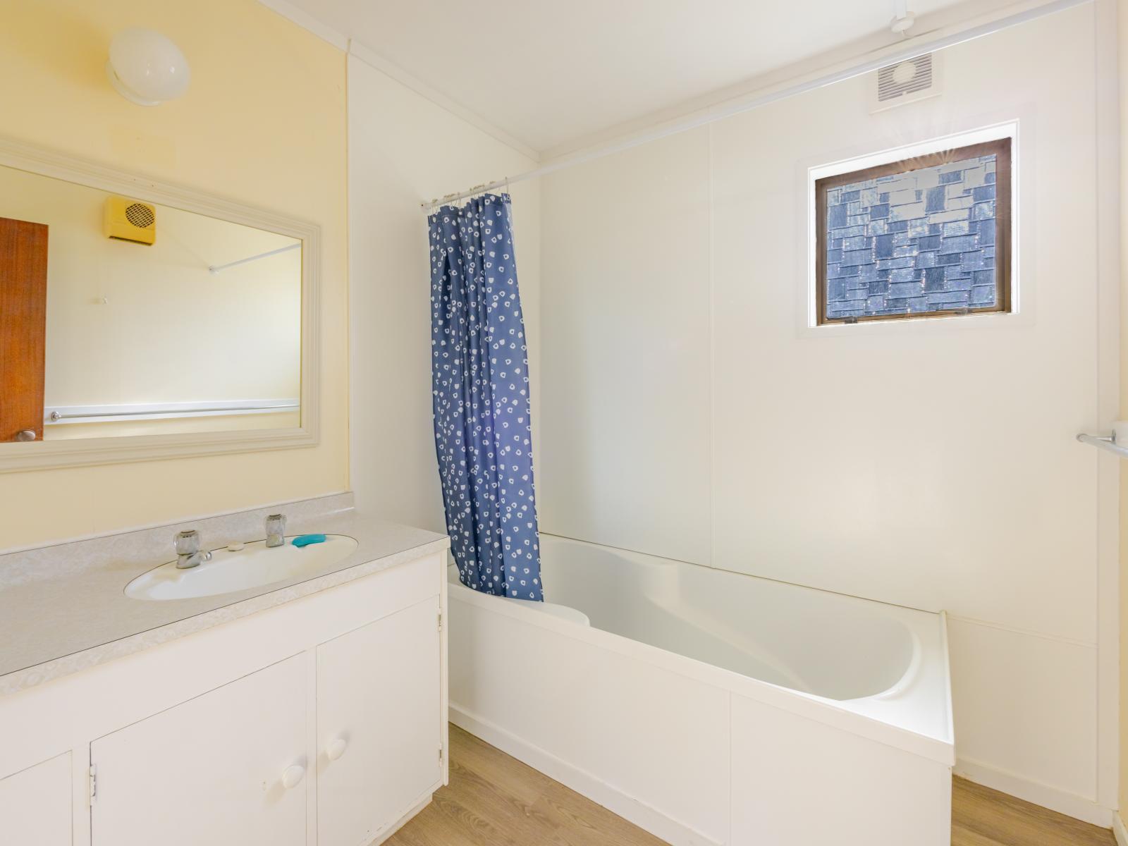 12 Lake Street, Takapau
