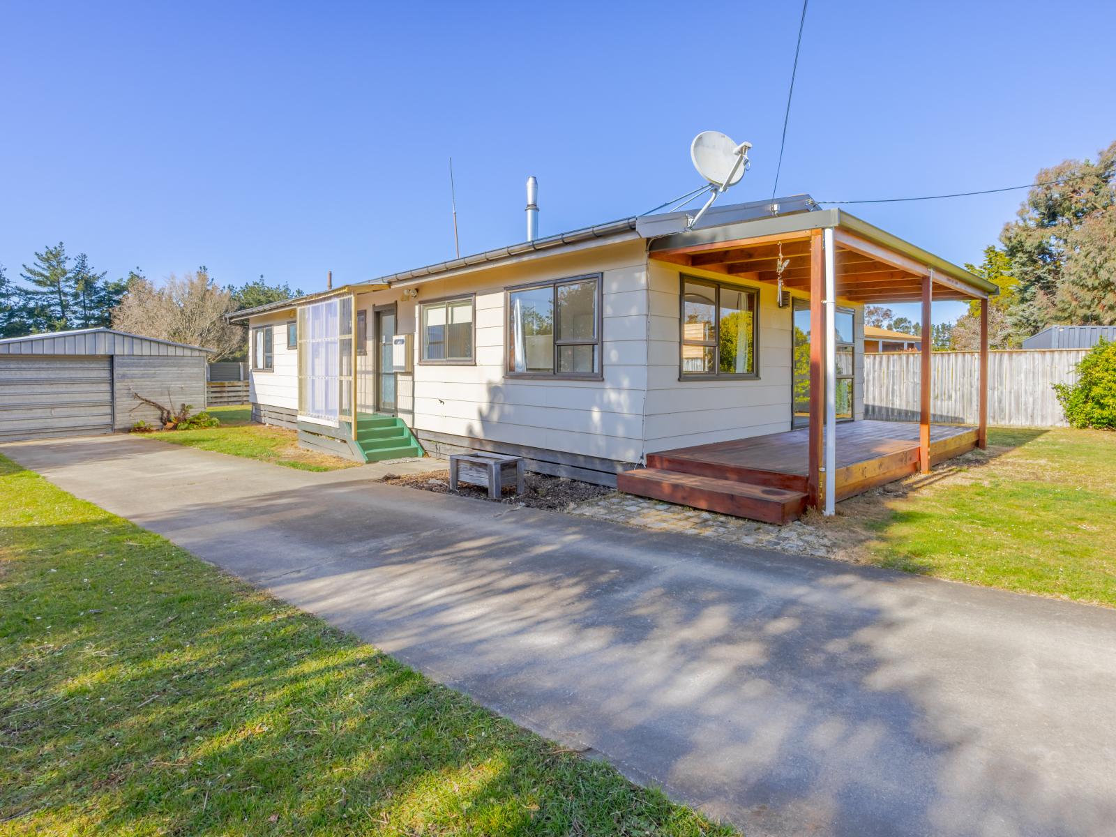 12 Lake Street, Takapau