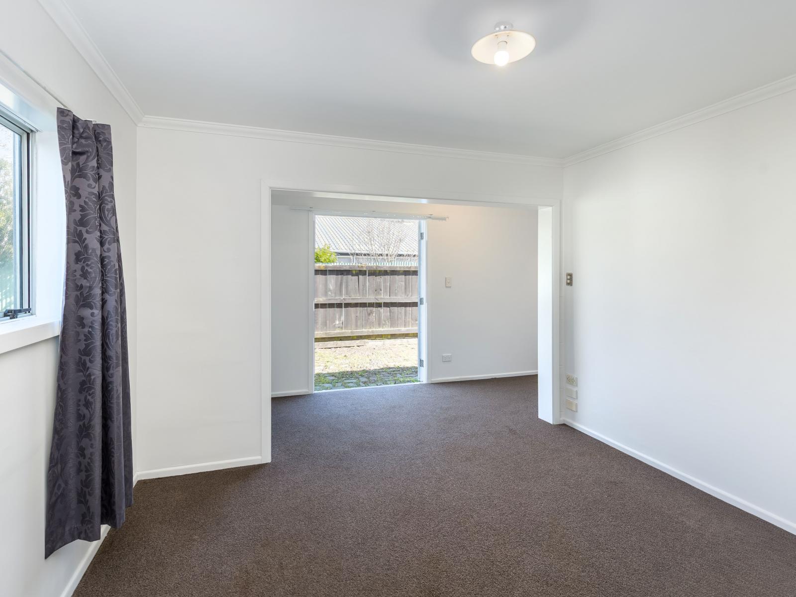 196 High Street North, Carterton