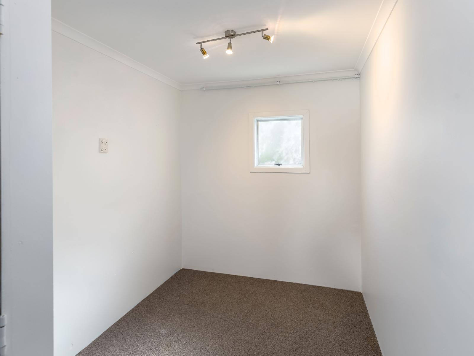 196 High Street North, Carterton