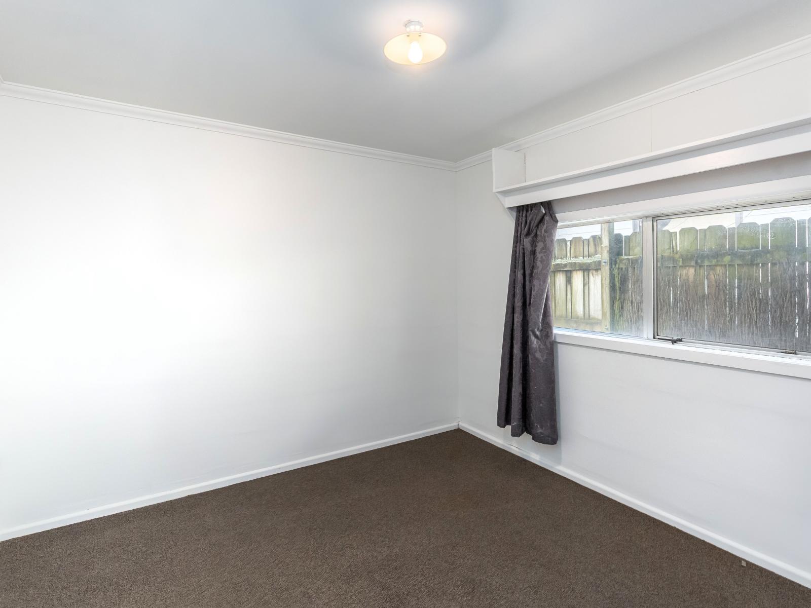 196 High Street North, Carterton