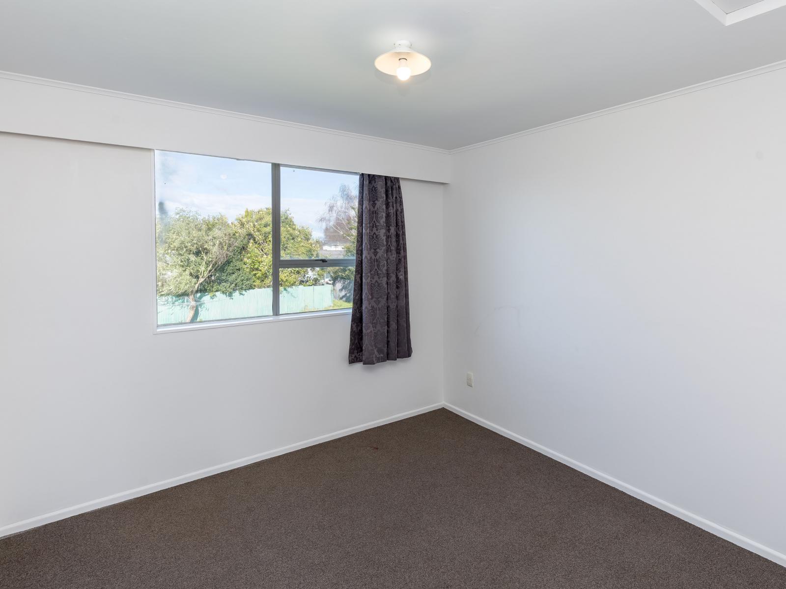 196 High Street North, Carterton