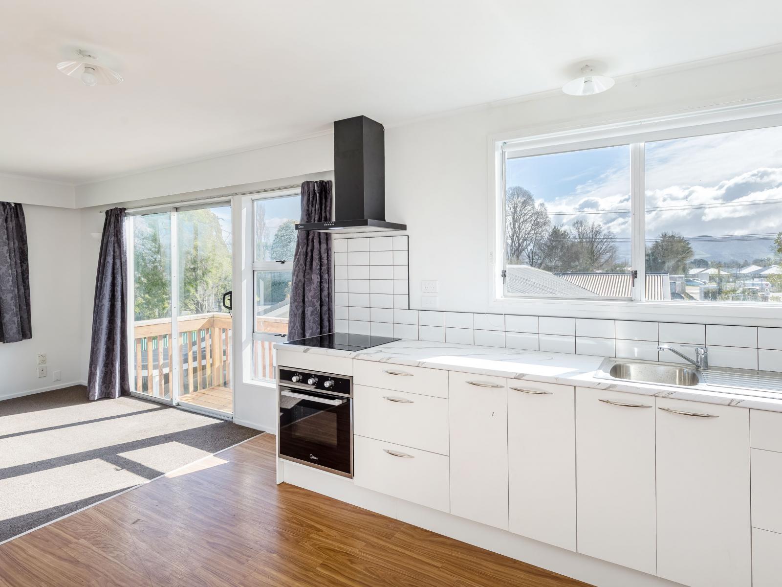 196 High Street North, Carterton