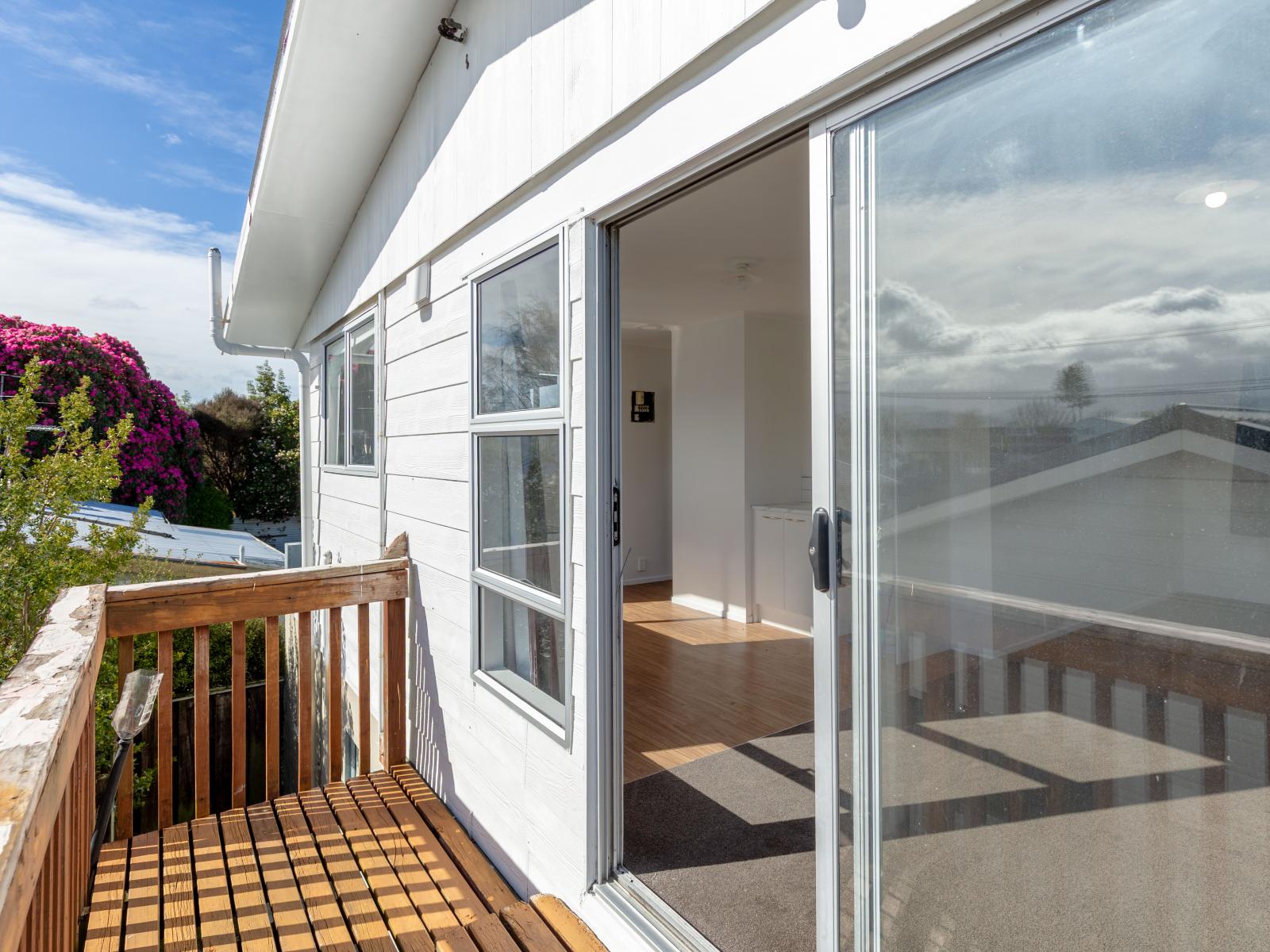 196 High Street North, Carterton