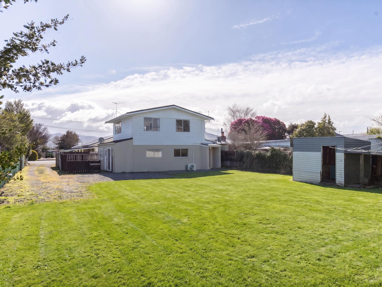 196 High Street North, Carterton