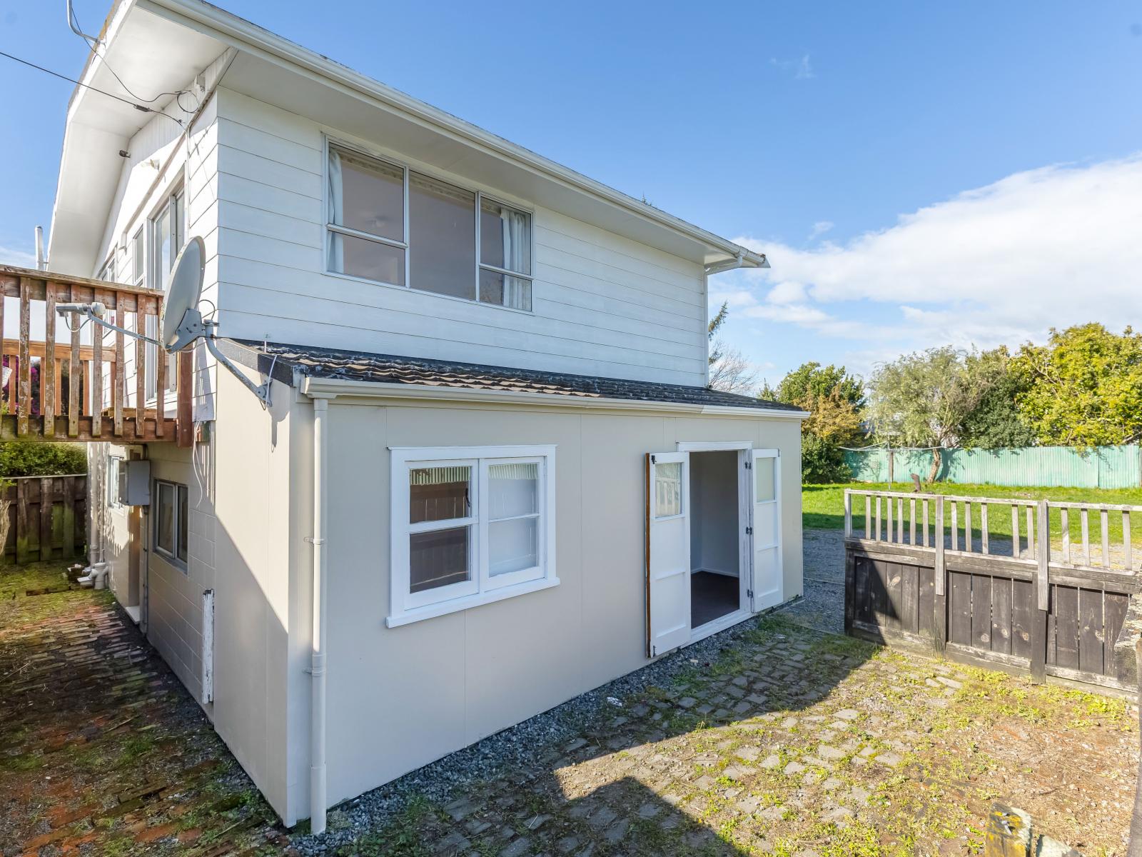 196 High Street North, Carterton