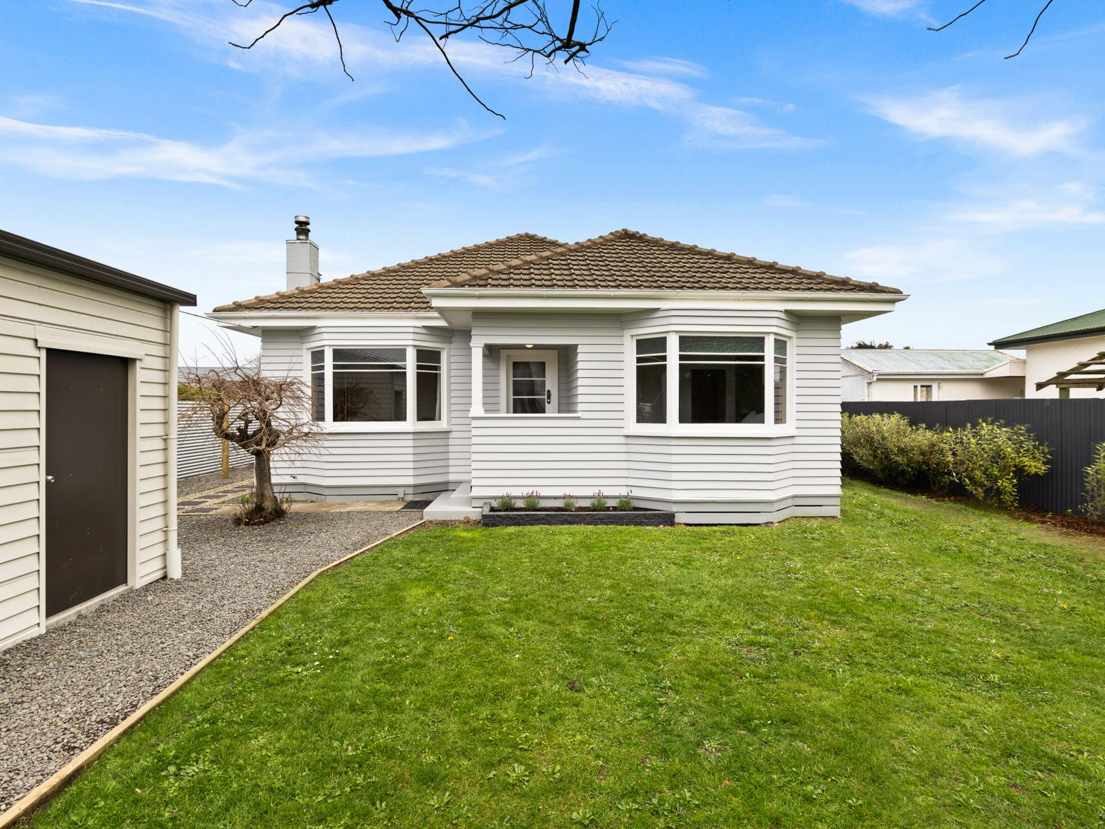 901 Clive Street, Akina
