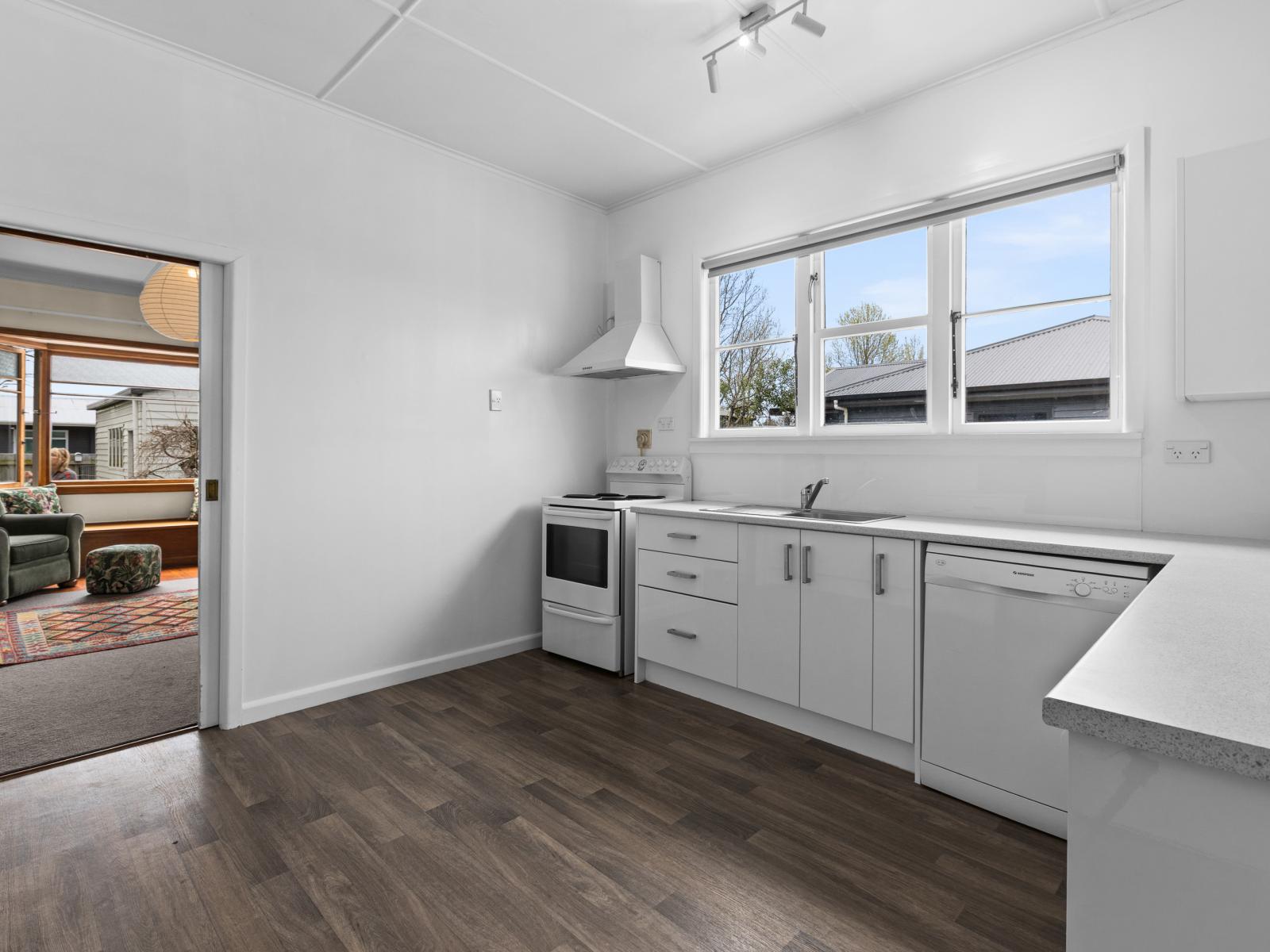 901 Clive Street, Akina