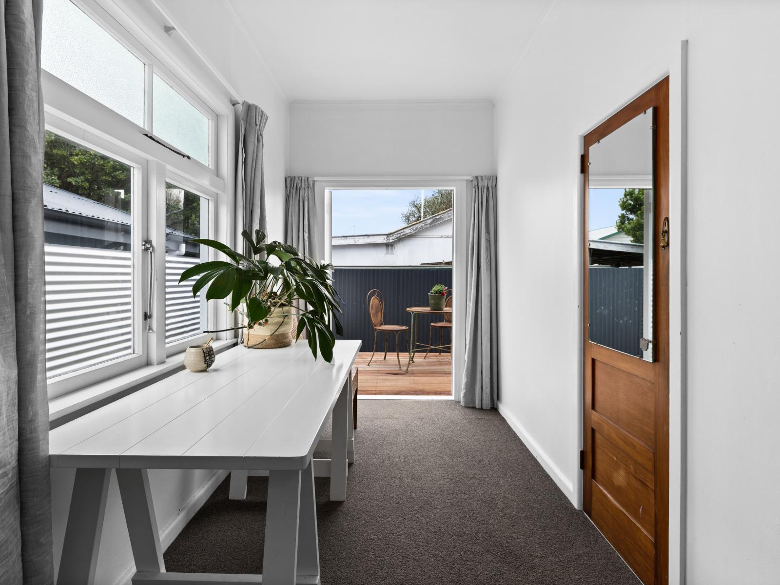 901 Clive Street, Akina