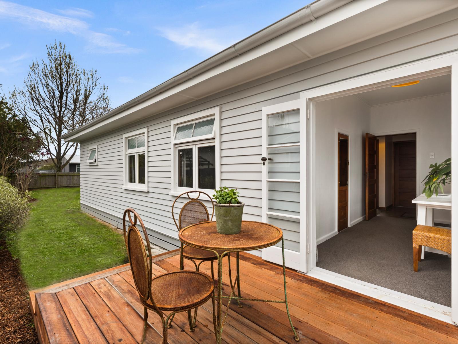 901 Clive Street, Akina