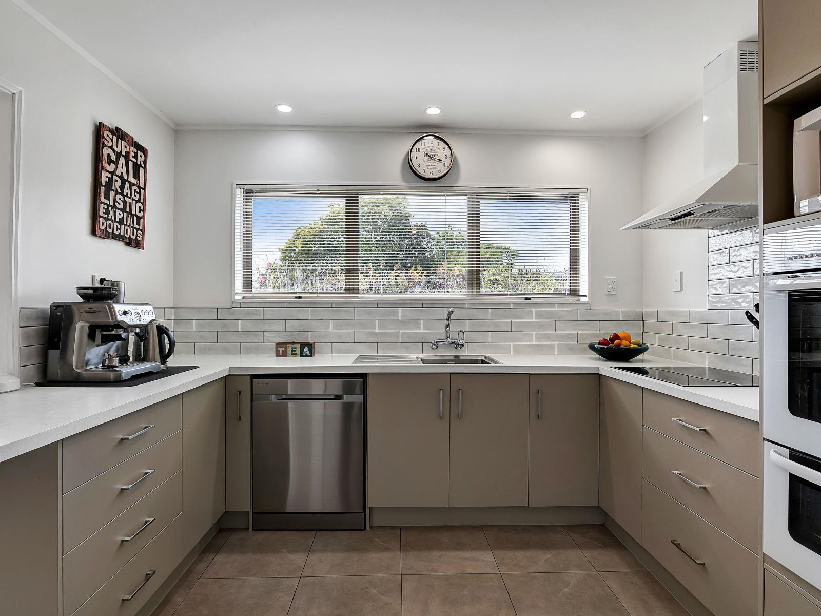 11 Leatham Avenue, Strandon
