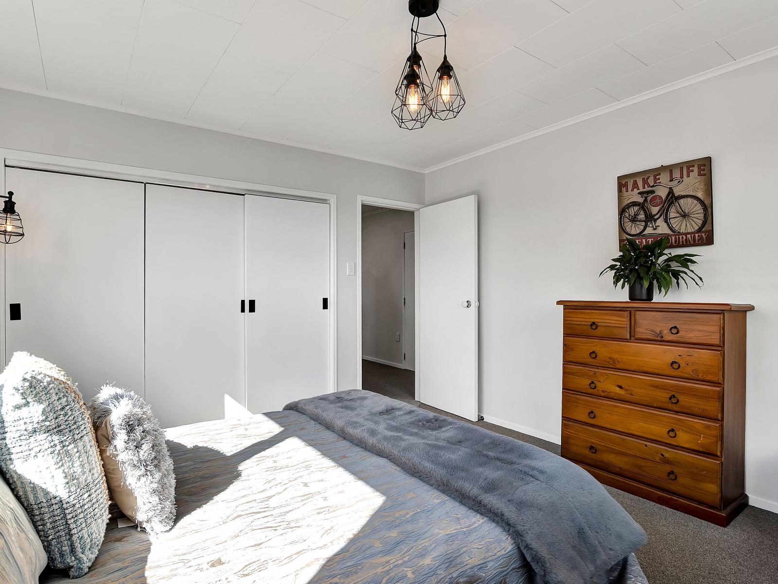 11 Leatham Avenue, Strandon