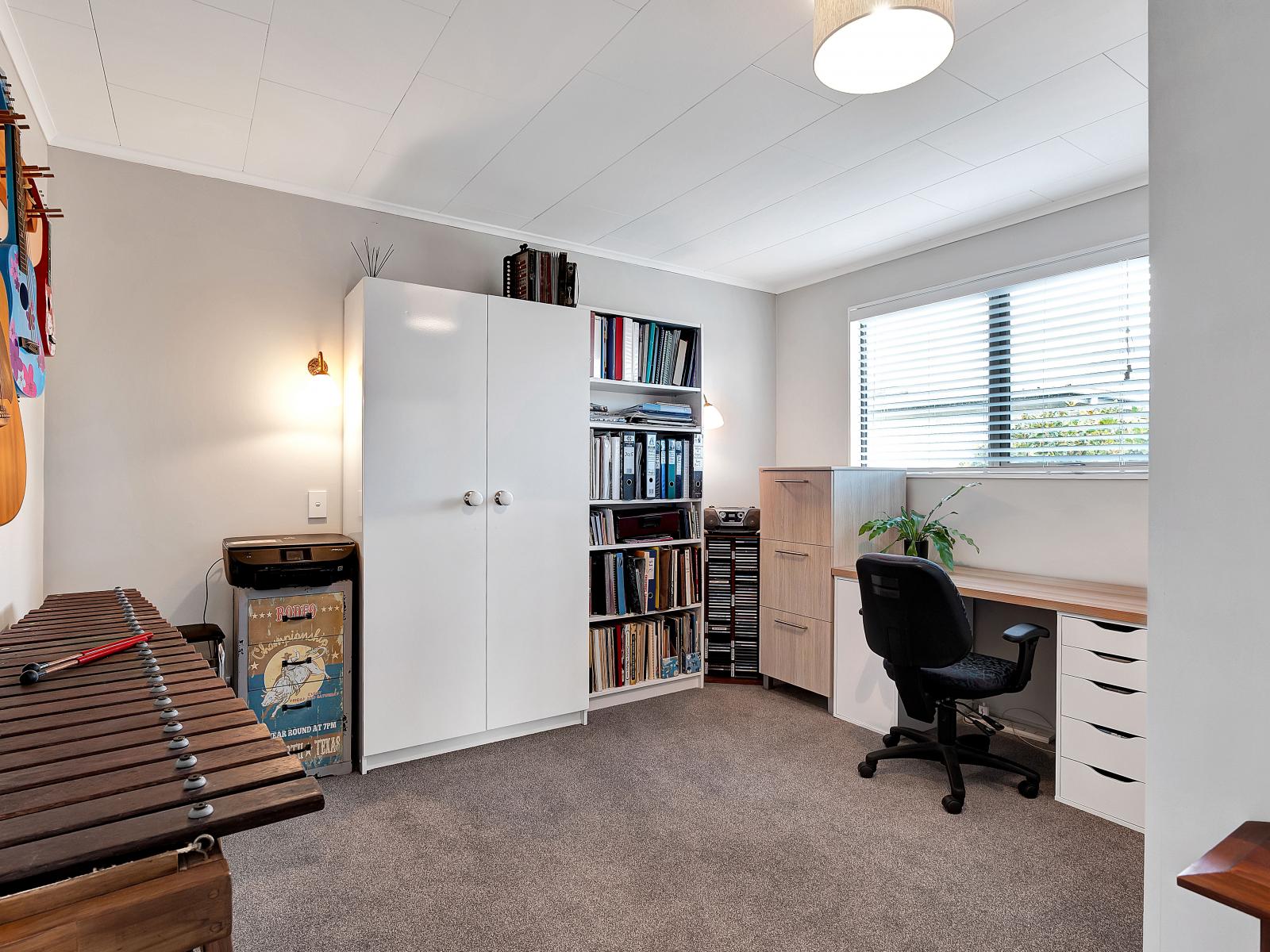 11 Leatham Avenue, Strandon