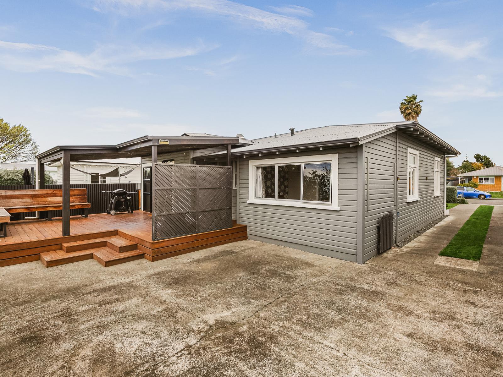 810 Queen Street East, Parkvale