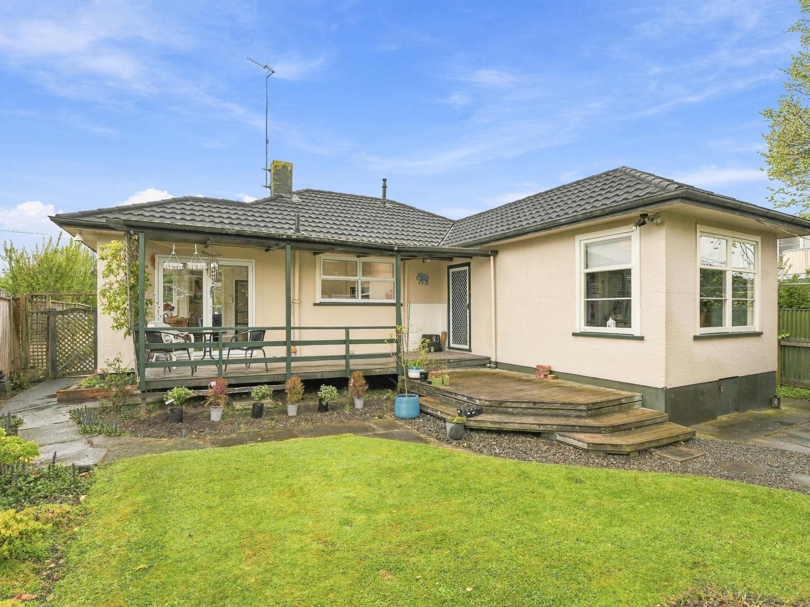 8 Hutchison Crescent, Durie Hill