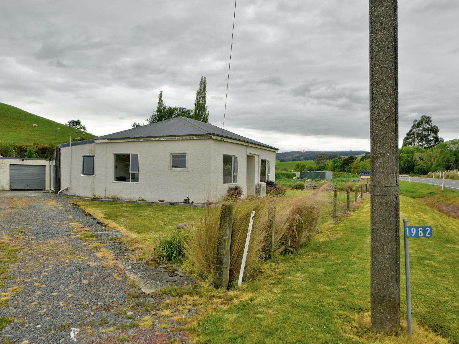 1982 Lumsden Dipton Highway, Dipton