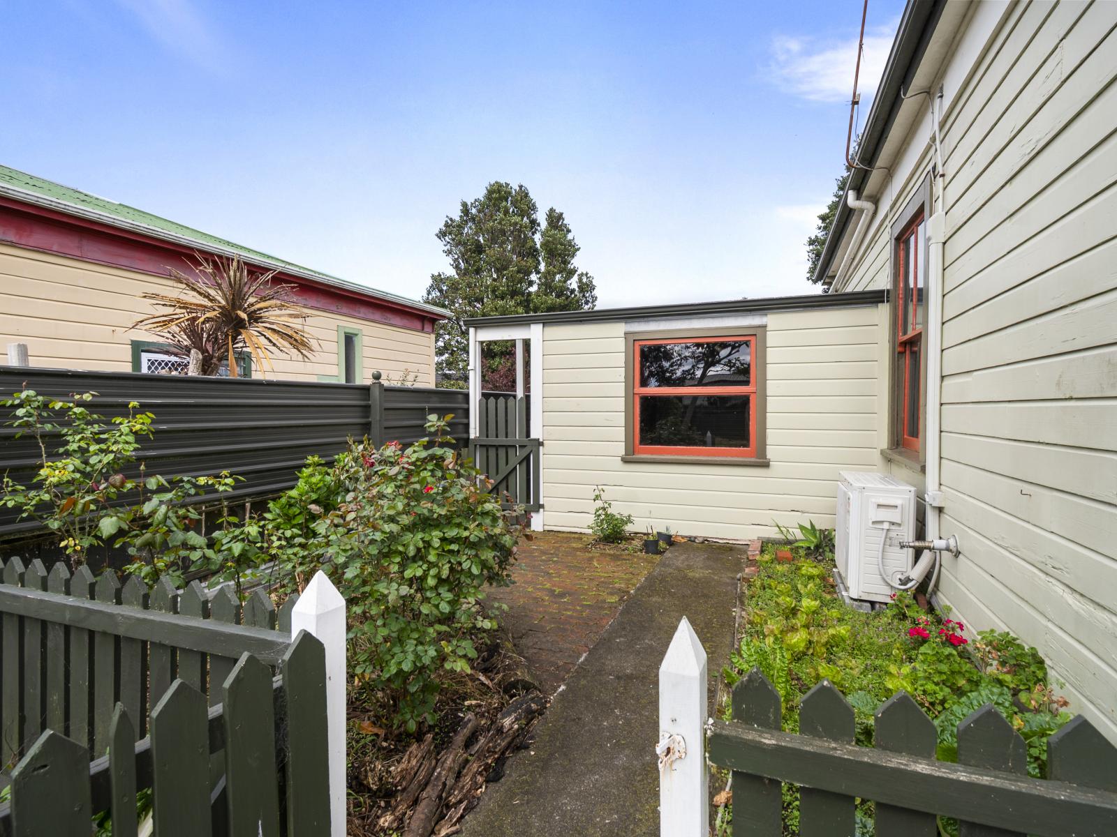 127 Linton Street, West End