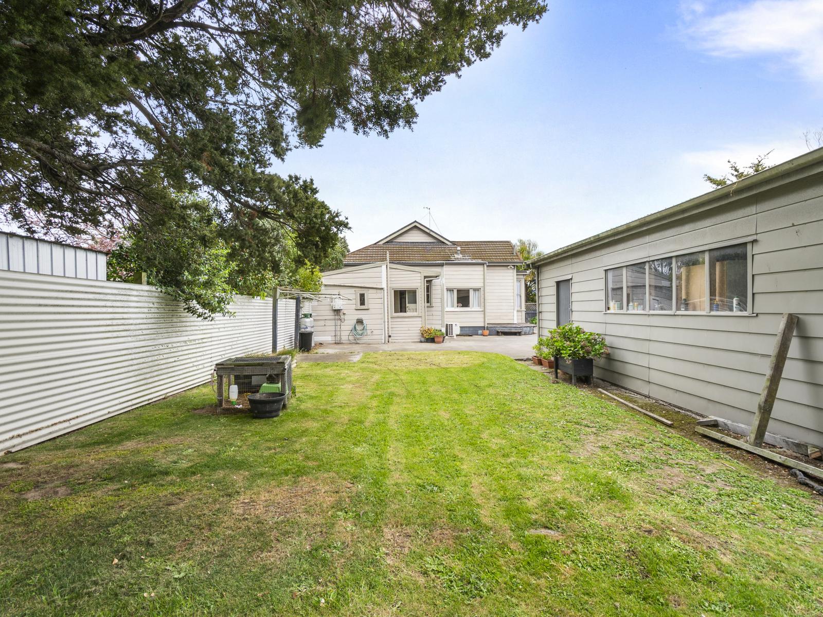 111 Cook Street, West End