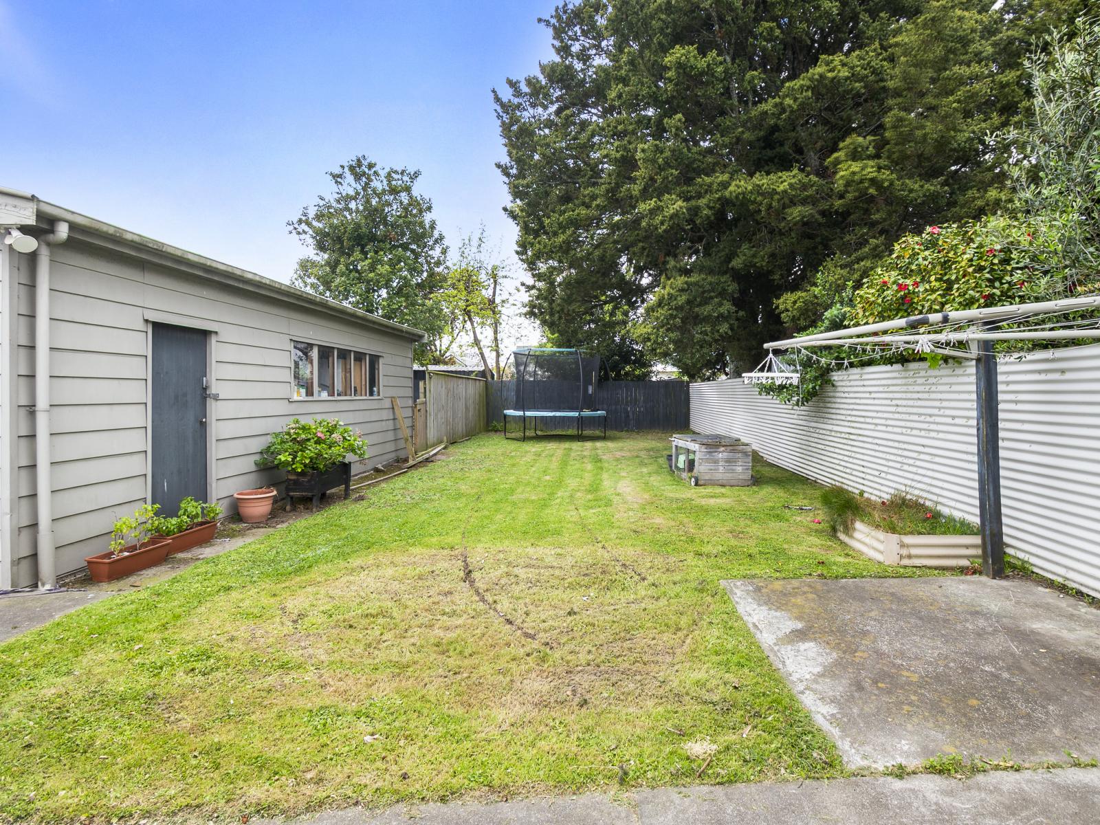 111 Cook Street, West End