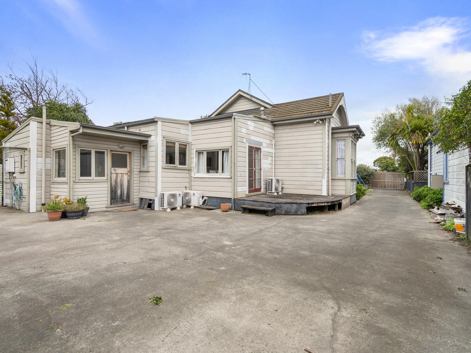 111 Cook Street, West End