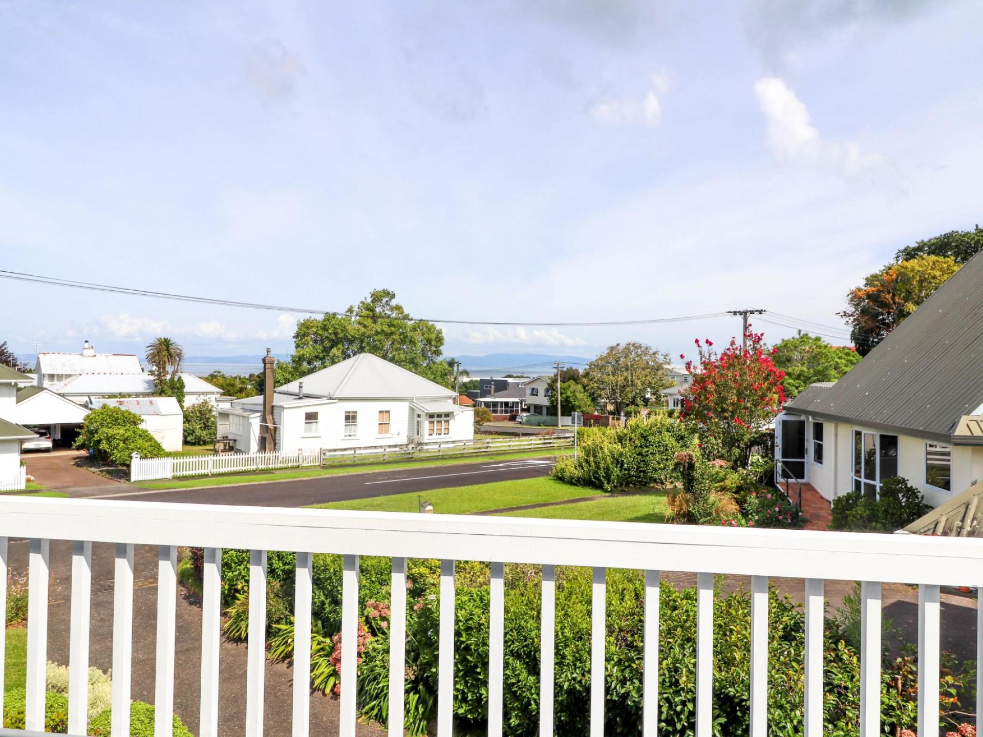 214 Augustus Street South, Thames