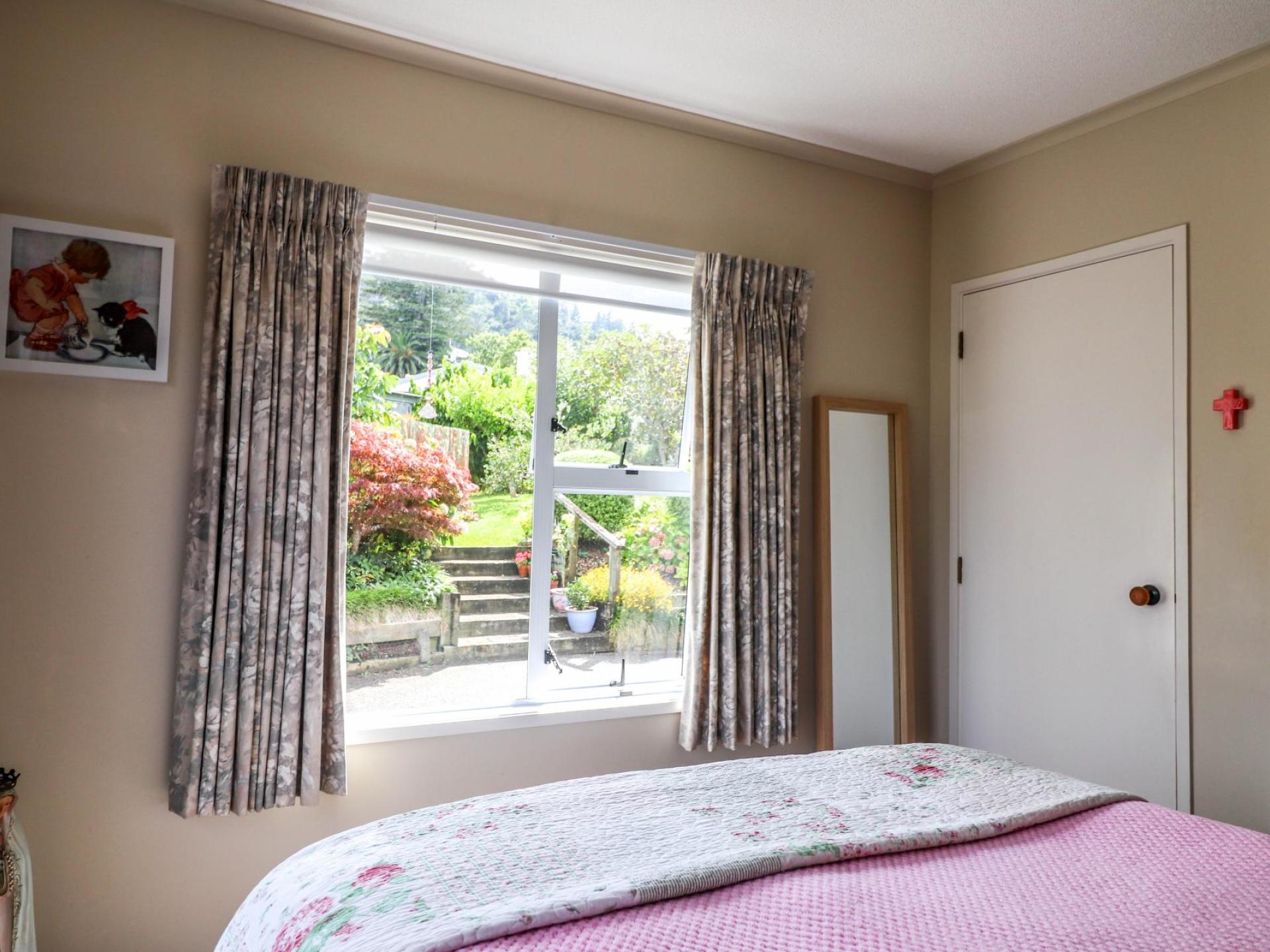 214 Augustus Street South, Thames