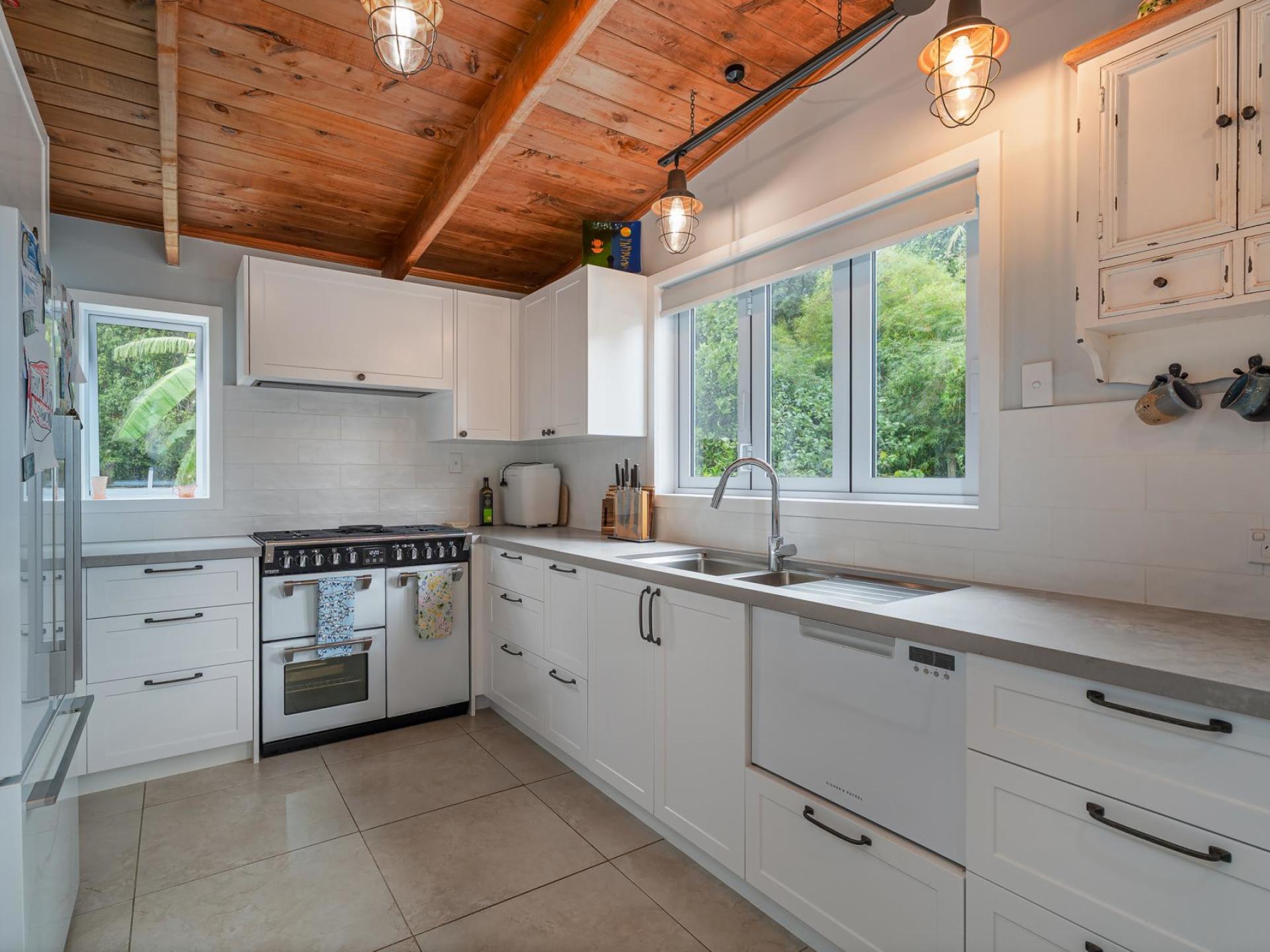 17 Cemetery Road, Kuaotunu