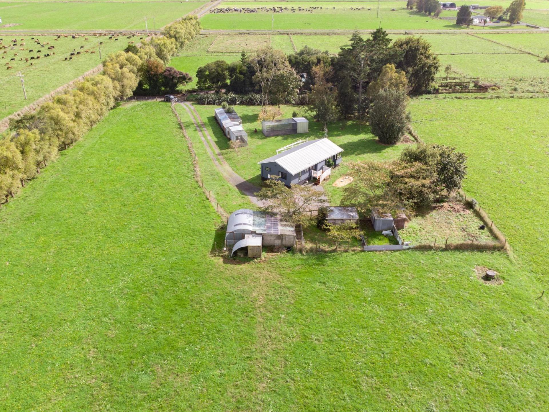 230 Central Road North, Waitakaruru