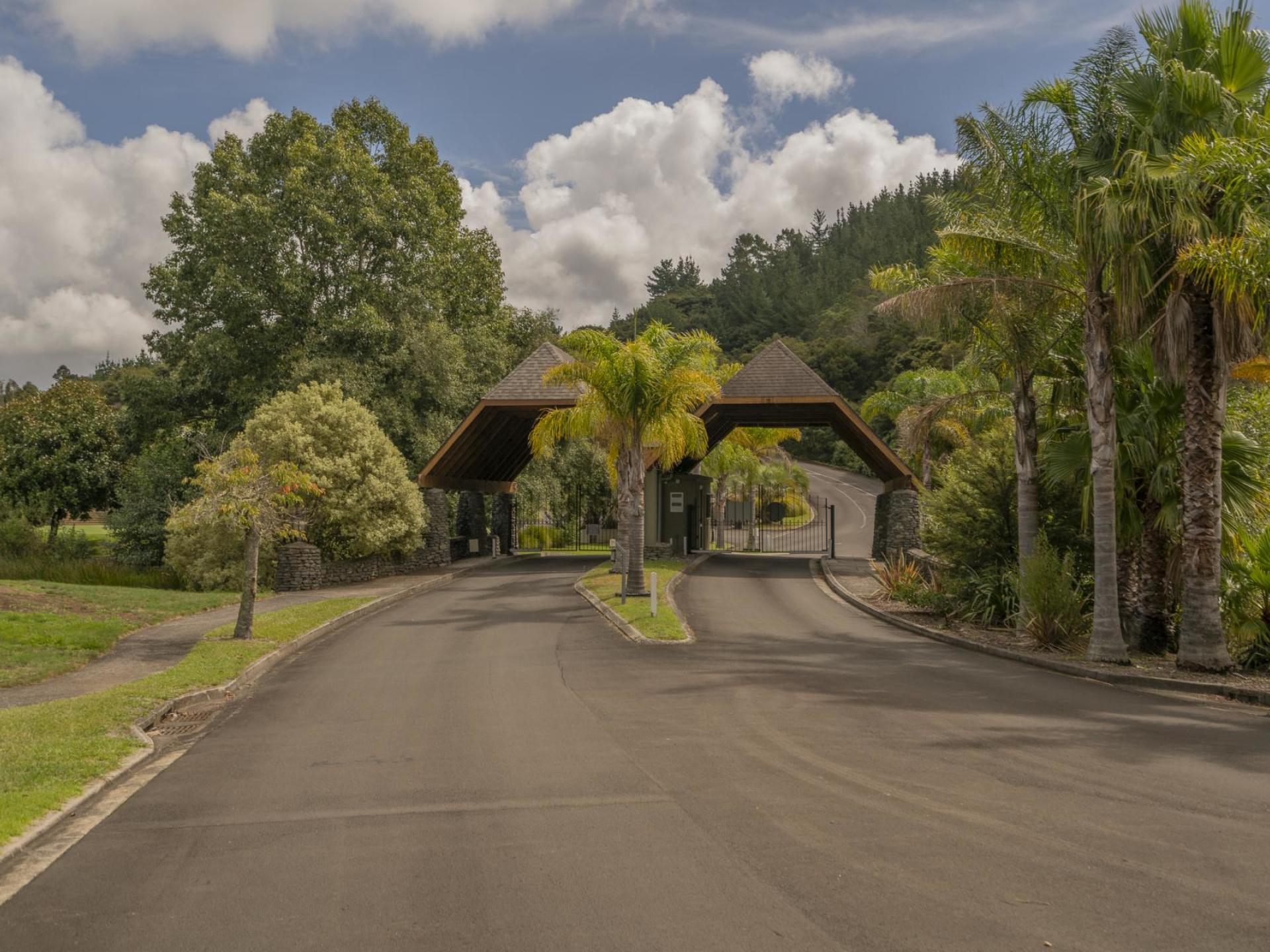 62 Pinehurst Drive, Hikuai