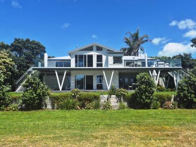 806 Matarangi Drive