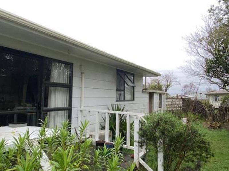 148b-spa-road-lake-taupo