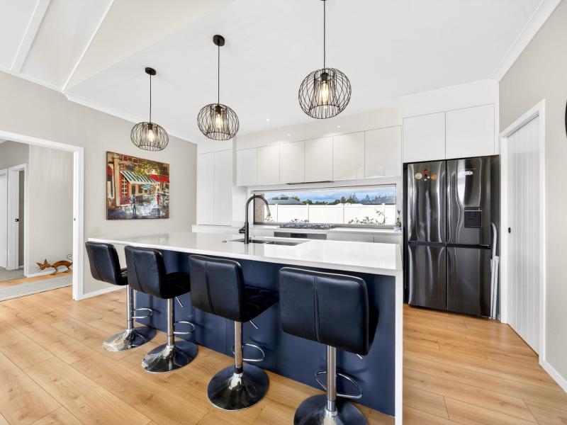 13-eva-cooper-close-masterton