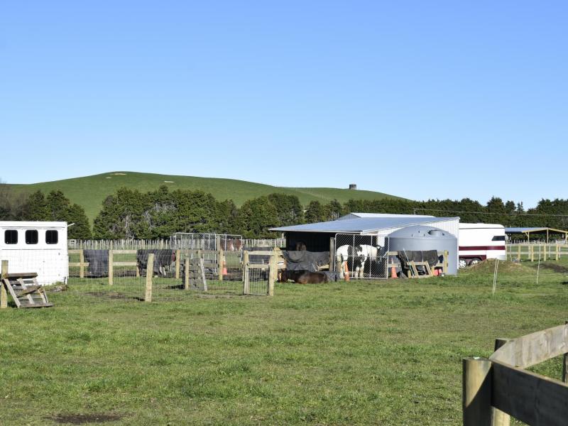 19-black-road-ashley-clinton