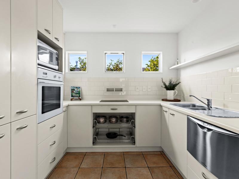 2-queens-walk-taradale